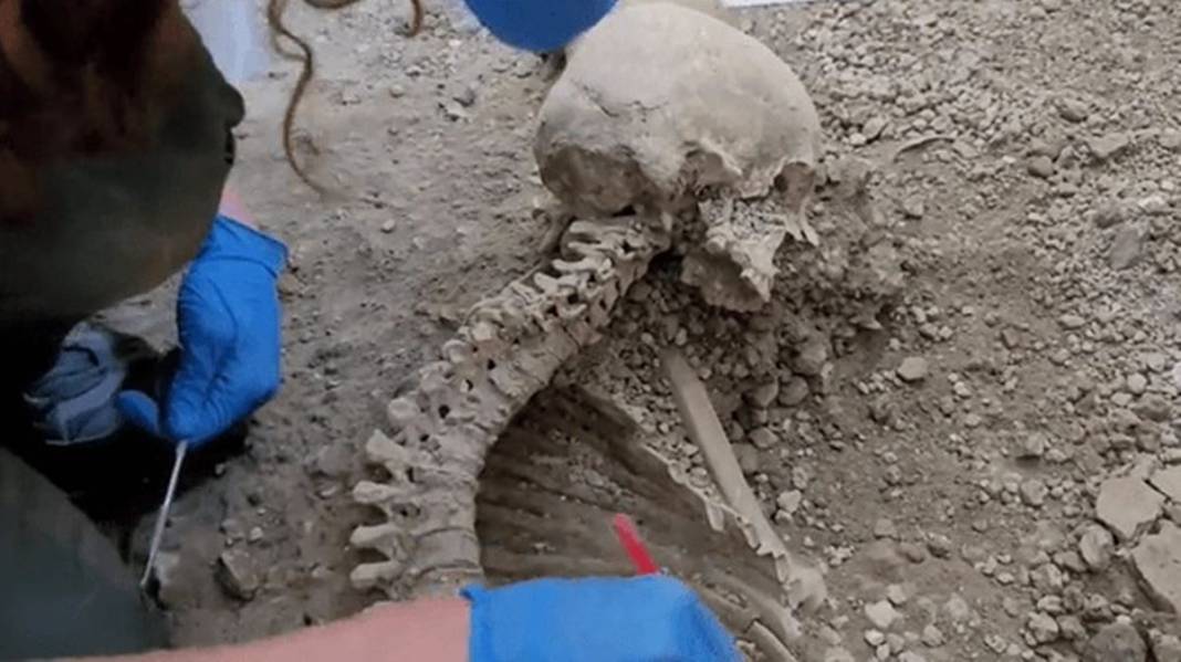 Gördükleri manzara sonrası kusarak dışarı kaçtılar! 2000 yıllık binanın içerisine giren arkeologlar hayatının şokunu yaşadı 2